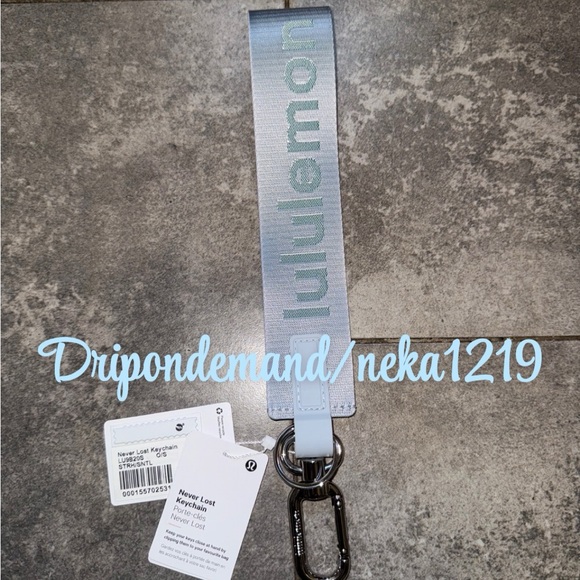 Lululemon Never Lost Keychain- Starch Blue/Sonic Teal - Picture 3 of 4